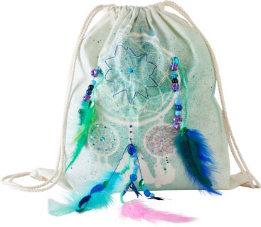Eine weiße Tasche mit Kordelzug, verziert mit blauen, rosa und grünen Federn, Perlen und Traumfänger-Motiven in Hellblau und Lila. Die Tasche hat weiße Kordeln und ist auf der Vorderseite mit einem gemalten, künstlerischen Muster versehen.