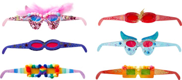 Sechs Paar bunte, verzierte Brillen sind in zwei Reihen angeordnet. Das Design besteht aus Bommeln, Federn, Glitzer, Sternen und Formen wie Einhornhörnern und Flügeln auf den Rahmen.