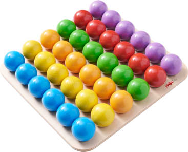 Auf einem quadratischen Holzbrett befinden sich fünf Reihen mit großen, runden Holzkugeln in verschiedenen Farben: blau, gelb, orange, grün, rot und lila. Jede Reihe enthält sechs Kugeln der gleichen Farbe.
