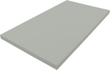 Eine flache, rechteckige, hellgraue Platte mit glatten Kanten, von einem Winkel aus gesehen vor einem weißen Hintergrund.