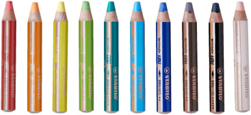 Eine Reihe von zehn farbigen Stabilo Woody 3-in-1-Stiften steht aufrecht und zeigt die Farben Orange, Rot, Gelb, Grün, Türkis, Blau, Dunkelblau, Braun, Schwarz und Weiß auf weißem Hintergrund.
