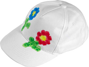 Eine weiße Baseballmütze mit handgemalten Motiven, darunter eine blaue Blume mit gelber Mitte, eine rote Blume mit gelber Mitte und grüne Blätter.