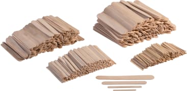 Auf einer weißen Fläche sind mehrere Stapel von Holzstäbchen angeordnet, wobei einige Stapel größere und andere kleinere Stäbchen enthalten. Unten liegen fünf lose Stäbchen in verschiedenen Größen.