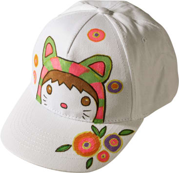 Eine weiße Baseballmütze mit einem Cartoon-Gesicht mit katzenartigen Ohren und bunten Blumen, hauptsächlich in Rosa-, Grün-, Orange- und Lila-Tönen, die auf der Vorderseite und dem Rand aufgedruckt sind.