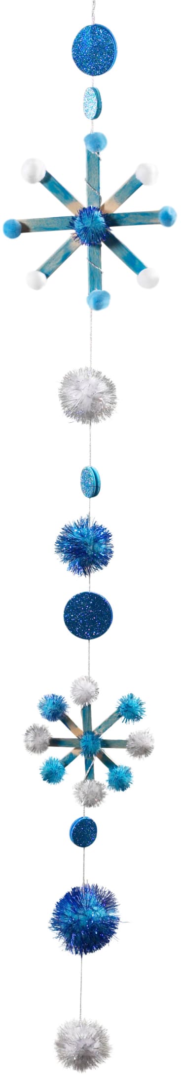 Eine vertikale Hängedekoration mit blauen und silbernen Glitzerkugeln, blauen und weißen Fuzzy Poms und zwei Sternenformen, die durch eine Schnur verbunden sind.