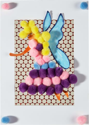 Eine handgefertigte Feenfigur aus bunten Bommeln für Körper und Kleid, gelben Bommeln für die Haare, hellblauen Papierflügeln und einem orangefarbenen Arm, auf einem geometrischen Hintergrund mit pastellfarbenen Bommeln in den Ecken.
