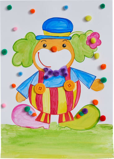 Eine bunte Zeichnung eines lächelnden Clowns mit grünen Haaren, einem blauen Hut und einer Blume. Der Clown trägt eine rot-gelb gestreifte Latzhose, eine lila Fliege und übergroße Schuhe. Kleine bunte Bommeln sind auf das Bild geklebt.
