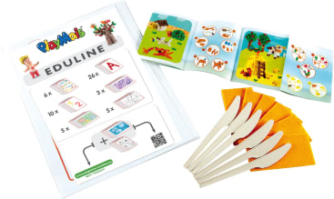Gezeigt wird ein PlayMais Eduline-Set, das ein Anleitungsheft, eine illustrierte Anleitung mit Aktivitäten, mehrere orangefarbene Schwämme und weiße Plastikmesser zum Basteln enthält.