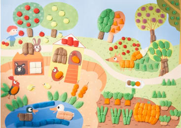 Eine bunte Illustration einer Bauernhofszene mit Menschen, Tieren, Bäumen und Pflanzen. Die Objekte sind aus strukturierten Materialien gefertigt, die an Obst, Gemüse und Brot erinnern. Im Vordergrund ist ein Teich mit Enten, im Hintergrund sind Häuser und Hügel zu sehen.