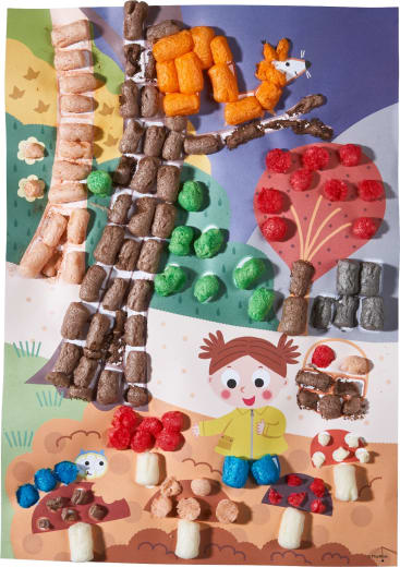 Eine Kinderillustration mit einem Kind und einem kleinen Tier im Freien, mit Bäumen, Gras und einem Pilz, verziert mit verschiedenen bunten Getreidestücken, die auf das Papier geklebt wurden, um einen strukturierten, dreidimensionalen Effekt zu erzielen.