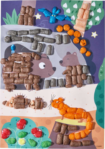 Eine farbenfrohe Illustration zeigt zwei Bären, ein Eichhörnchen, eine Raupe, eine Schlange, eine Fledermaus und ein paar Blumen, die alle aus verschiedenfarbigen gepufften Getreidestücken bestehen, die auf einem bedruckten Waldhintergrund angeordnet sind.