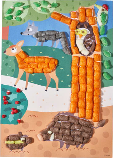 Eine farbenfrohe Illustration eines Rehs, eines Wolfs, einer Eule und eines Igels in einem Wald, wobei jedes Tier und jeder Baum auf der Seite umrissen und teilweise mit verschiedenfarbigen gepufften Snacks bedeckt ist.