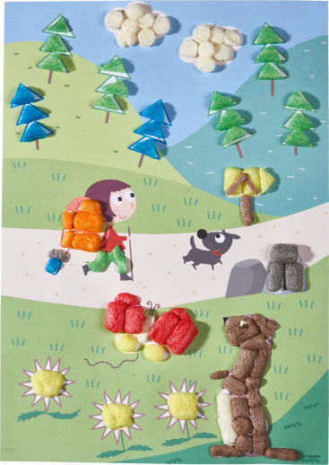 Ein Kind mit einem orangefarbenen Rucksack wandert auf einem Weg mit einem schwarzen Hund. Bäume, Felsen, Wolken, Sonnenblumen, ein Schmetterling und ein braunes Tier sind aus bunten gepufften Snacks auf einem Cartoon-Landschaftshintergrund gemacht.