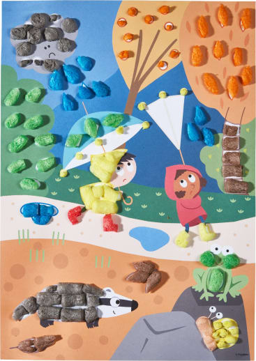 Eine Collage zeigt Kinder mit Drachen auf einem Weg mit Bäumen, einem Frosch und einem Dachs. Die Szene besteht aus buntem Schaumstoff oder geblähtem Material, um Tiere, Bäume, Wolken und Regentropfen darzustellen.