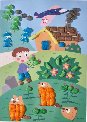 Eine Illustration eines Jungen, der Blumen auf einem grasbewachsenen Hügel mit Cartoon-Tieren, Bäumen und einem Haus hält, die alle mit bunten Getreidestücken verziert sind. Am Himmel sind ein Flugzeug und Wolken aus Müsli zu sehen.