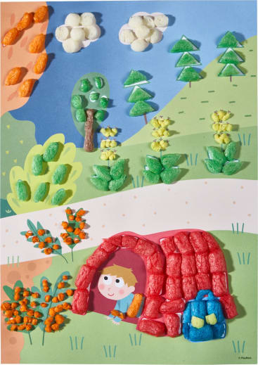 Eine farbenfrohe, illustrierte Landschaft zeigt ein Kind, das aus einem kleinen roten Haus aus strukturierten, gepufften Snacks herausschaut. Der Hintergrund besteht aus Bäumen, Blumen, Sträuchern, Wolken und Hügeln, die alle aus demselben Snackmaterial bestehen.