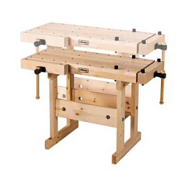 Eine hölzerne Werkbank mit zwei Etagen, jeweils mit integrierten Holzschraubstöcken und mehreren Bohrungen auf der Oberfläche. Der Rahmen ist stabil, mit sichtbaren Schrauben und Markenschildern an den Frontplatten.