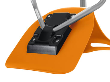 Nahaufnahme einer schwarzen Metallhalterung, die mit silbernen Schrauben an einer orangefarbenen Kunststoffoberfläche befestigt ist. Zwei silberne Metallstangen sind mit der Halterung verbunden, und im Kunststoff ist eine Aussparung zu sehen.