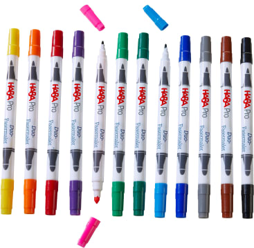 Zwölf Dual-Tip-Marker in verschiedenen Farben sind in einer Reihe angeordnet. Jeder Marker hat an einem Ende eine Kappe, darüber befinden sich zwei weitere lose Kappen. Die Marker sind mit HABA Pro Duo Fasermaler beschriftet.