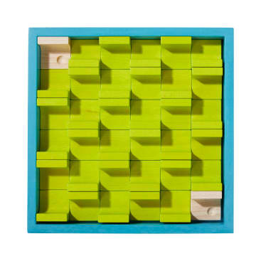 Ein quadratisches Holzpuzzle mit blauem Rahmen und einem Gitter aus grünen, rechteckigen Kacheln und einigen natürlichen Holzkacheln, die gebogene Ausschnitte in verschiedenen Richtungen aufweisen. Die Puzzle-Marke HABA ist in der unteren rechten Ecke sichtbar.