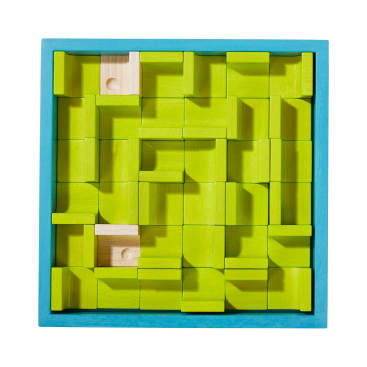 Ein quadratisches Puzzle mit blauem Rahmen enthält ineinander greifende grüne Holzklötze und zwei unbearbeitete Holzklötze, die im Inneren der Schachtel ein Gittermuster bilden. In der rechten unteren Ecke ist das HABA-Logo zu sehen.