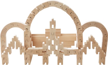 Ineinander greifende Holzbausteine werden zu einer symmetrischen Struktur mit geschwungenen Bögen und rechteckigen Teilen zusammengesetzt, die einem stilisierten Architekturmodell auf weißem Hintergrund ähnelt.