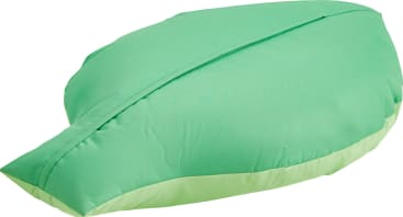 Ein grüner Sitzsack in Form eines Blattes, mit einer Naht in der Mitte und zwei verschiedenen Grüntönen.