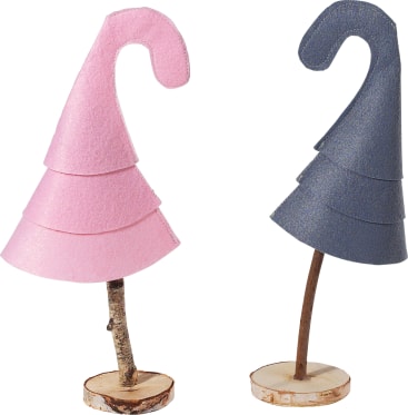 Zwei kleine dekorative Figuren mit kegelförmigen Hüten, eine rosa und eine blaue, jeweils aus geschichtetem Filz und auf dünnen Stäben montiert, die an runden Holzsockeln befestigt sind.