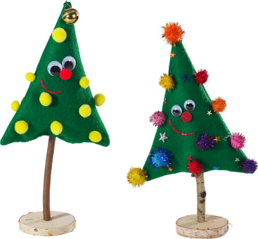 Zwei handgefertigte Filz-Weihnachtsbäume mit Kulleraugen und Lächeln, jeweils auf einem Holzsockel montiert. Der linke Baum ist mit gelben Bommeln und einer Glocke verziert, der rechte Baum hat bunte Bommeln und sternförmige Pailletten.