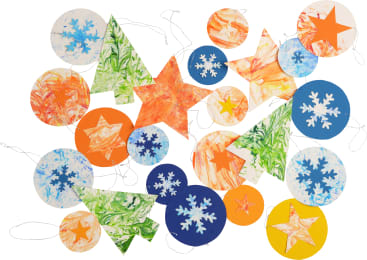 Eine Sammlung von Weihnachtsornamenten aus Papier in Stern-, Baum-, Schneeflocken- und Kreisform mit marmorierten, einfarbigen und ausgeschnittenen Motiven in Blau, Orange, Grün und Weiß, jeweils mit einer Schnur zum Aufhängen.