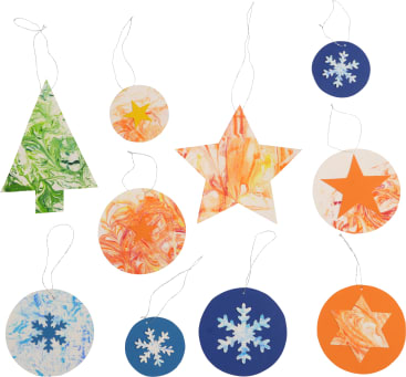 Zehn Papierornamente in verschiedenen Formen und Farben sind abgebildet, darunter Kreise, Sterne und eine Baumform sowie einige mit Schneeflocken- und Sternmotiven. Alle Ornamente haben Schnurschlaufen zum Aufhängen.