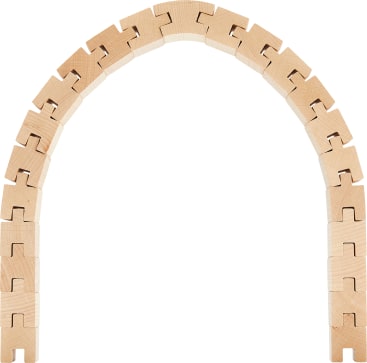 Ein Holzbogen, der aus ineinandergreifenden puzzleartigen Teilen besteht, die eine glatte Kurve mit einer offenen Mitte und einer symmetrischen, natürlichen Holzoberfläche bilden.