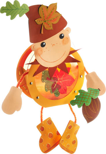 Eine Bastelfigur aus Papier und Schaumstoff mit einem runden gelb-orangenen Körper, Blattverzierungen, einem braunen Hut mit Blatt, orangefarbenen Schuhen und einem lächelnden Gesicht, gestaltet mit Farben und Mustern, die an den Herbst erinnern.