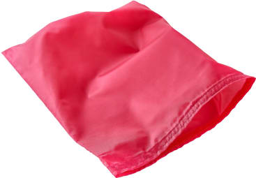Eine zerknitterte rosafarbene Tasche mit Kordelzug aus einem glänzenden, leichten Stoff liegt flach vor einem weißen Hintergrund, wobei die Öffnung nach rechts zeigt.