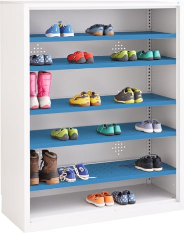 Ein weißes Regal mit fünf blauen Fächern, auf denen verschiedene Paare von Kinderschuhen und -stiefeln in verschiedenen Farben und Stilen übersichtlich auf jedem Fach angeordnet sind.