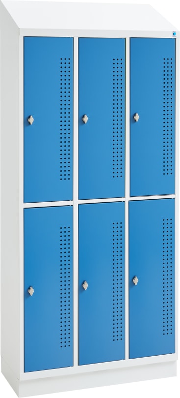 Ein weißer Metallschrank mit sechs blauen Türen, die in zwei Dreierreihen angeordnet sind. Jede Tür hat einen silbernen Griff und vertikale Lüftungslöcher. Der Schrank ist für die sichere Aufbewahrung von Personen bestimmt.