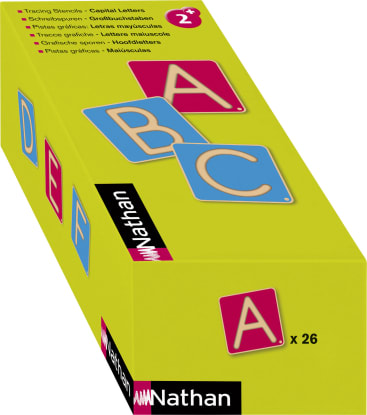 Ein rechteckiger gelber Kasten mit der Aufschrift Nathan enthält bunte Karten mit Großbuchstaben, darunter A, B, C, D und E, mit mehrsprachigem Text, der darauf hinweist, dass es sich um Schablonen zum Nachzeichnen von Großbuchstaben handelt.