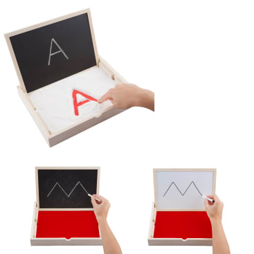 Eine Hand zeichnet den Buchstaben A in Sand auf ein Tablett mit einer Kreidetafel, während eine andere Hand in zwei verschiedenen Schritten Linien auf die Kreidetafel über einem roten Tablett zeichnet.