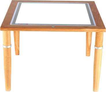 Ein quadratischer Holztisch mit vier zylindrischen Beinen und einem Einsatz aus Glas oder klarem Acryl in der Mitte der Tischplatte. Der Tisch hat ein einfaches, modernes Design und eine helle Holzoberfläche.