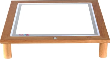 Eine holzgerahmte Leuchtplatte mit vier Beinen, einer quadratischen Leuchtfläche und einem Einschaltknopf an einer Seite. Das TickiT-Logo ist in einer Ecke sichtbar.