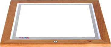 Eine holzgerahmte Leuchtplatte mit einer quadratischen Leuchtfläche, einem kleinen runden Einschaltknopf unterhalb der Leuchte und einem TickiT-Logo in der unteren linken Ecke.