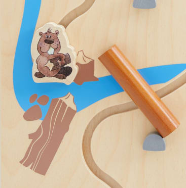 Ein Holzpuzzle mit einem Cartoon-Biberteil, einem blauen Fluss, braunen Baumteilen, einem zylindrischen Holzblock und grauen Felsformen auf hellem Holzhintergrund.