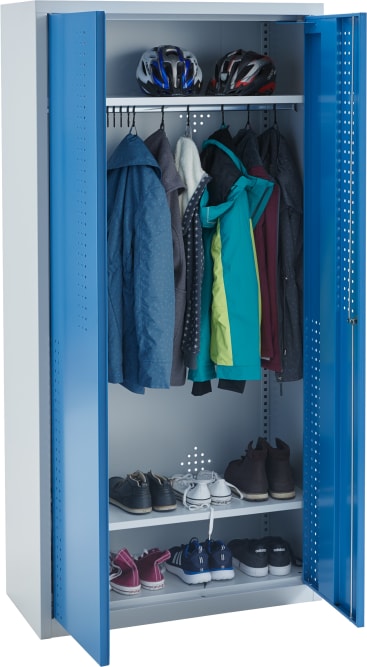 Ein Metallschrank mit blauen Türen steht offen und zeigt Jacken und Mäntel, die an einer Stange hängen, Fahrradhelme auf dem obersten Regal und verschiedene Paar Schuhe, die auf zwei unteren Regalen stehen.