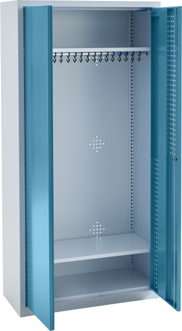 Ein Metallschrank mit zwei blauen Türen, die sich öffnen lassen und einen leeren Innenraum mit einer mit Haken versehenen Hängestange, einem unteren Regal und perforierten Seiten und Rückwänden freigeben.