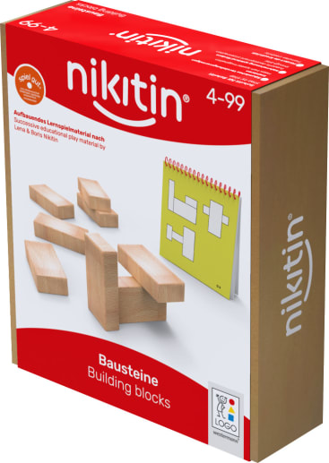 Eine rot-weiße Schachtel mit der Aufschrift nikitin 4-99 enthält Holzbausteine. Die Vorderseite zeigt eine Abbildung der Bausteine und eine gelbe Karte mit Bausteinmustern. Der Text lautet Bausteine Building blocks.