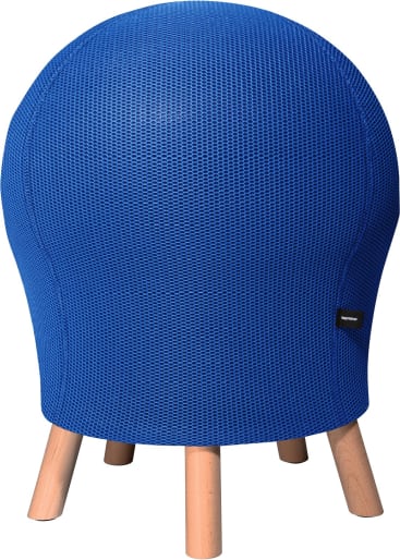 Ein hellblauer, kuppelförmiger Stuhl oder Hocker mit einer netzartig strukturierten Oberfläche und vier hellen Holzbeinen. An der Seite ist ein kleines schwarzes Schildchen angebracht.