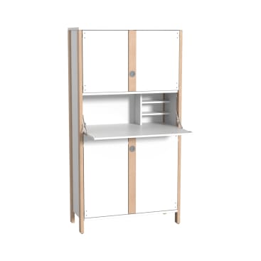 Ein hoher, weißer Schrank mit hellen Holzkanten, vier Türen und einer ausklappbaren Tischplatte, die Regale und Fächer im Inneren offenbart. Der Schrank steht auf vier Beinen.