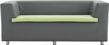 Ein graues, kastenförmiges Zweisitzer-Sofa mit hellgrünem Sitzkissen und kurzen, zylindrischen Metallbeinen, von vorne gesehen vor einem weißen Hintergrund.