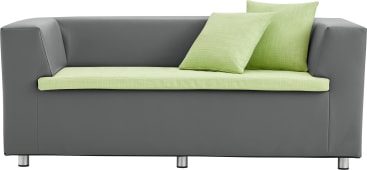 Ein modernes Sofa mit dunkelgrauen Seiten und hellgrünem Sitzkissen, mit zwei passenden grünen Kissen. Das Sofa hat kurze Metallbeine und ein minimalistisches Design.
