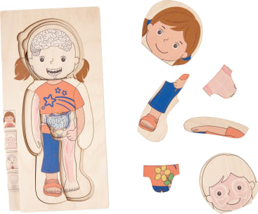 Ein Holzpuzzle eines Kinderkörpers mit herausnehmbaren Teilen, die die inneren Organe und Gliedmaßen zeigen. Mehrere Puzzleteile, darunter Köpfe und ein Bein, sind neben dem Hauptbrett angebracht.